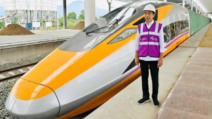 Foto : Istimewa (Sekretariat Kabinet) Presiden Jokowi meninjau pembangunan proyek Kereta Cepat Jakarta Bandung di Stasiun Tegalluar, Bandung, 13 Oktober 2022.
