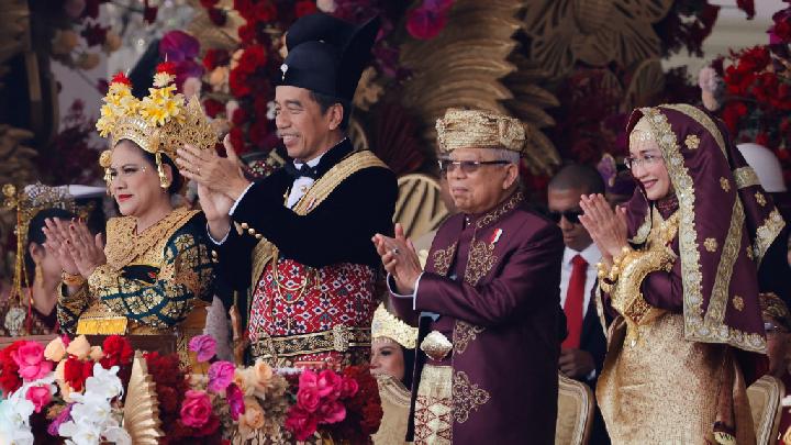 Foto : Istimewa (Tempo) Presiden & Wakil Beserta Ibu Negara Mengenakan Pakaian Adat Istimewa.