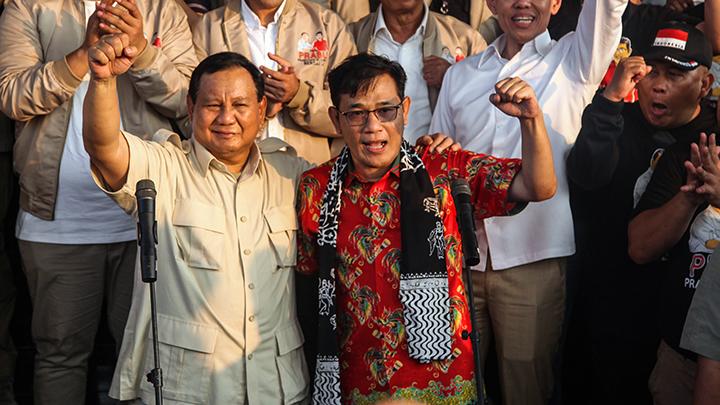 Foto : Istimewa (Antara) Ketua Umum Partai Gerindra Prabowo Subianto (kiri) bersama politikus PDI Perjuangan Budiman Sudjatmiko (kanan) berpose sambil mengepalkan tangan usai menghadiri deklrasi Gerakan PraBu di Gedung Marina, Semarang, Jawa Tengah, Jumat 18 Agustus 2023