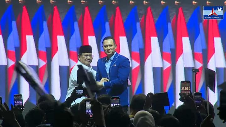 Foto: (Tempo.co) Ketua Umum Partai Demokrat Agus Harimurti Yudhoyono (AHY) bersama bakal capres Prabowo Subianto saat acara Rapat Pimpinan Nasional atau Rapimnas Partai Demokrat di Jakarta, Kamis, 21 September 2023. Cuplikan YouTube/Partai Demokrat
