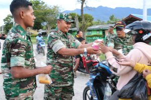 Indahnya Berbagi, Kodim 1702/JWY Bagikan Takjil Buka Puasa Kepada Masyarakat Wamena