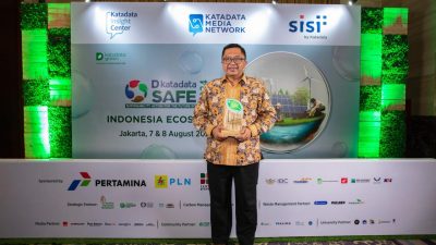 SEVP Enterprise Risk bank bjb, Asep Dani Fadilah, Saat menerima penghargaan.