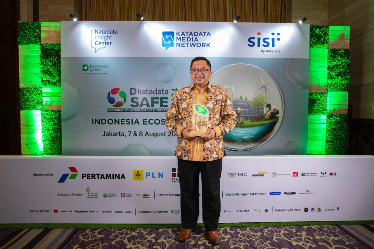 SEVP Enterprise Risk bank bjb, Asep Dani Fadilah, Saat menerima penghargaan.