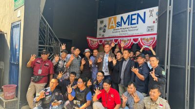 Tri Ardhianto beserta para wartawan AsMEN.