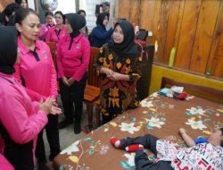 Ketua Umum Bhayangkari Kunjungi Aiptu Heri dan Anaknya yang Terbaring Sakit