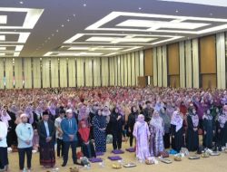 Kompak, Tri Adhianto dan Istri Satukan Ribuan Ibu di Festival Majelis Taklim Bekasi