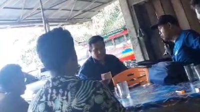 Saat oknum camat menerima dana desa dari Kepala desa 