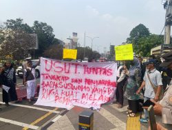 Laskar Santri Menggelar Aksi Demo di Depan Polres Metro Depok