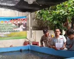 Bhabinkamtibmas Lakukan Pendampingan Kepada Petani Ikan Untuk Ketahanan Pangan