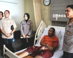 Kapolres Metro Depok Kunjungi Anggota yang Sakit Di RSUI Depok