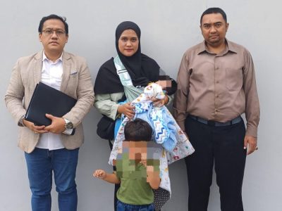 Ibu dan anak-anaknya didampingi dua Kuasa Hukumnya 
