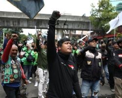 Aksi Demo Ojol Tuntut THR di Depan Kantor Kementerian Ketenagakerjaan ( Kemenaker)