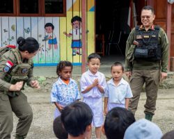 Hadirkan Senyuman di TK Negeri Pembina Oksibil, Satgas Ops Damai Cartenz-2025 Bangkitkan Semangat Anak-anak Papua