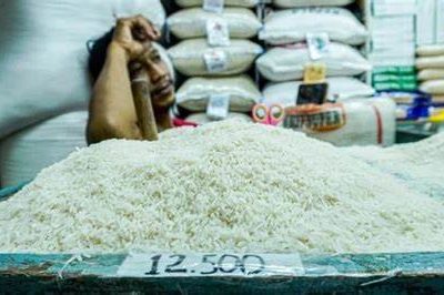 Pedagang beras di Pasar Tradisional Jakarta menghadapi kenaikan harga akibat lonjakan harga pangan nasional