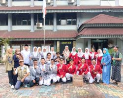 Kolaborasi ILUNI, OSIS, dan ROHIS SMAN 84 Jakarta Bagikan Ta’jil Gratis