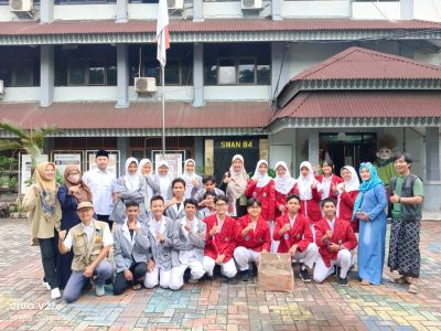 Kolaborasi ILUNI, OSIS, dan ROHIS SMAN 84 Jakarta Bagikan Ta’jil Gratis