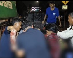 Polisi dan Warga Gotong -royong Bantu Pemotor Korban Kecelakaan Tabrak Truk Kontainer di Cilincing