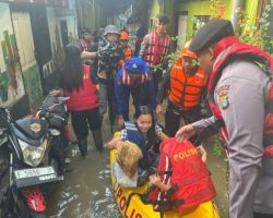 Banjir di Kebon Pala Akbat Luapan Kali Ciliwung, Dir Samapta Polda Metro Jaya Gelar Patroli