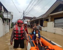 Banjir Rendam Bantaran Kali Ciliwung, Polisi dan Tim Gabungan Evakuasi Warga