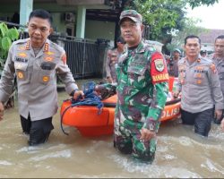 Polri- TNI Bagikan Makanan ke Warga Terdampak Banjir di Sawangan, Depok