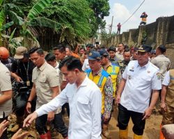 Tinjau Warga Terdampak Banjir, Tri Adhianto Dampingi Wapres Gibran di Perumahan PGP.