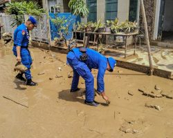 Pasca Banjir, Ditpolairud Polda Metro Jaya Bantu Warga Bersihkan Pemukiman Di Jaktim