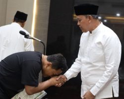 Tertahan 10 Tahun di Sekolah, Akhirnya Tri Serahkan Ijasah Siswi Saat Tarawih Keliling di Jatibening