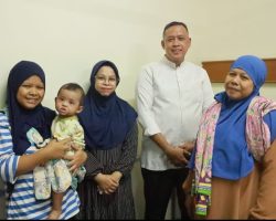 Wali Kota Bekasi Jenguk Bayi Korban Obat Kadaluarsa di RSUD CAM, Pastikan Dapat Penanganan Terbaik