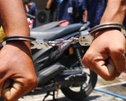 Aksi Pencurian di Minimarket Bekasi Terekam CCTV, Pelaku Gasak Uang dan Rokok