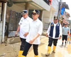 Wakil Kemendagri Tinjau Korban Banjir di Pondok Gede Permai