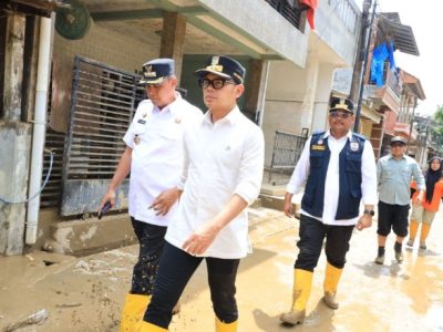 Wakil Kemendagri Tinjau Korban Banjir di Pondok Gede Permai