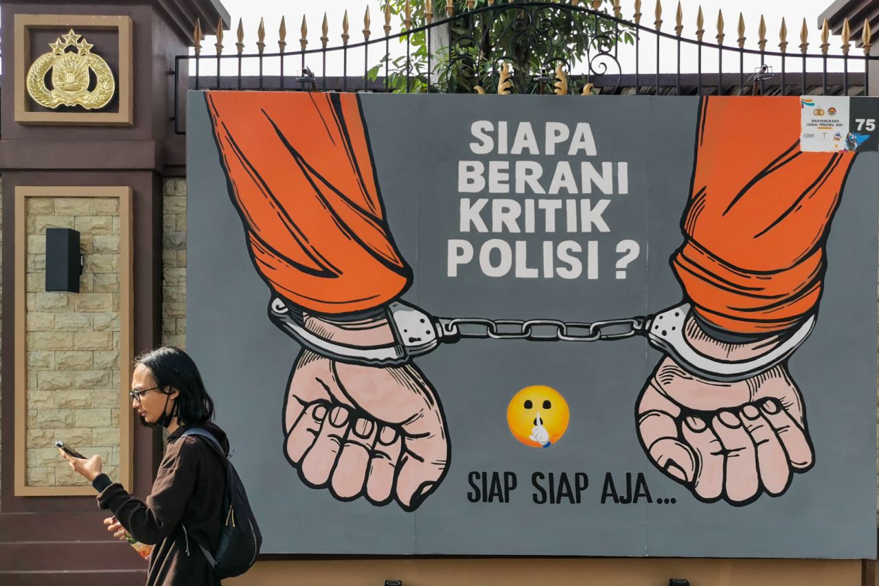 https://photo.sindonews.com/view/20812/begini-penampakan-mural-siapa-berani-kritik-polisi-di-mabes-polri