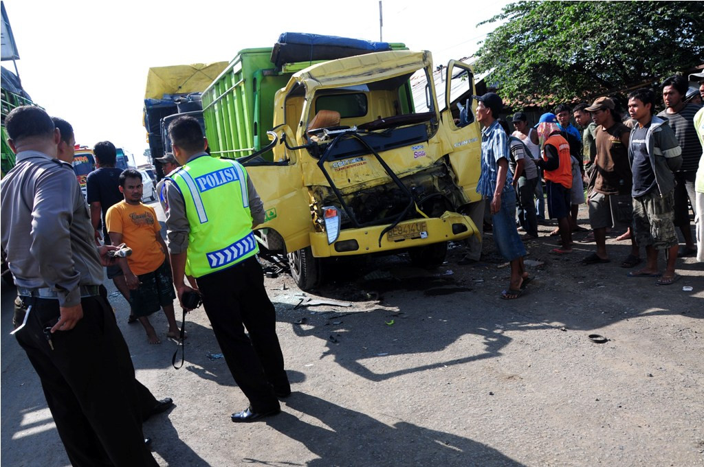 https://www.medcom.id/nasional/peristiwa/zNPE8YAb-bruk-truk-tabrak-truk-di-tol-wiyoto-wiyono