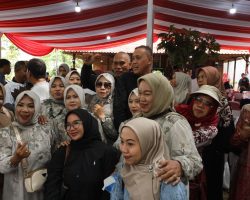 Open House Hari Kedua, Warga dan Relawan Padati Kediaman Wali Kota Bekasi.*