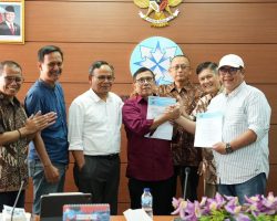 Dewan Pers Saksikan Penandatanganan SK Kongres Persatuan PWI oleh Dua Ketua Umum