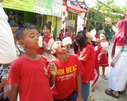 Keseruan adik adik-adik Yatim dan Dhuafa peserta lomba makan kerupuk 