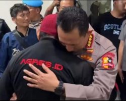 Kapolri Menangis, Peluk Keluarga Ojol Korban Rantis Brimob di RSCM