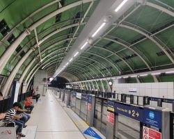 Stasiun LRT Cikunir 2: Sinar Kesunyian di Tengah Kota Beka