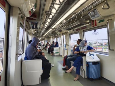 Pagi Tenang di LRT Jabodebek, Penumpang Relatif Sepi