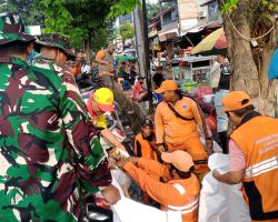 Babinsa Matraman Bersih-Bersih di Pasar Palmeriam