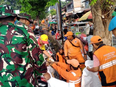 Babinsa Matraman Bersih-Bersih di Pasar Palmeriam