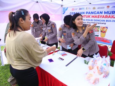 Pangan Murah Polri Diserbu Warga Cipinang