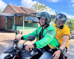 Polisi Naik Ojol, Kapolresta Banyuwangi Dukung Program Jumat Berkah