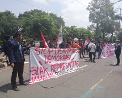 Aksi Damai Mahasiswa di Depan Gedung DPRD Kota Bekasi