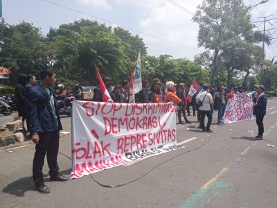 Aksi Damai Mahasiswa di Depan Gedung DPRD Kota Bekasi
