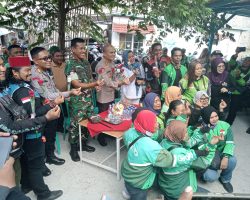 Ojol Beri Bunga Saat Aksi di Bekasi, Kapolres Metro Tersentuh