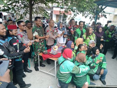 Ojol Beri Bunga Saat Aksi di Bekasi, Kapolres Metro Tersentuh