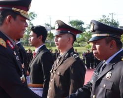 Kapolda Kaltara Djati Wiyoto Abadhy Berikan Penghargaan Kepada Personel dan Warga Sipil Berprestasi