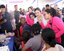 Ketua Umum Bhayangkari Julianti Sigit Prabowo Salurkan 2.000 Paket Sembako dan Layanan Kesehatan di Ende