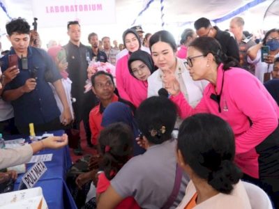 Ketua Umum Bhayangkari Julianti Sigit Prabowo Salurkan 2.000 Paket Sembako dan Layanan Kesehatan di Ende